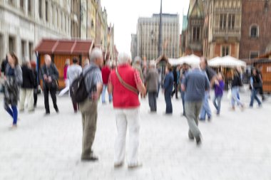 Şehirde yürüyüş turistler, hareket bulanıklığı, etkisi zoom