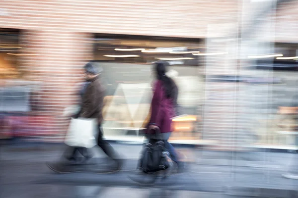 Groep van mensen lopen in een winkelcentrum, zoom effect, beweging — Stockfoto