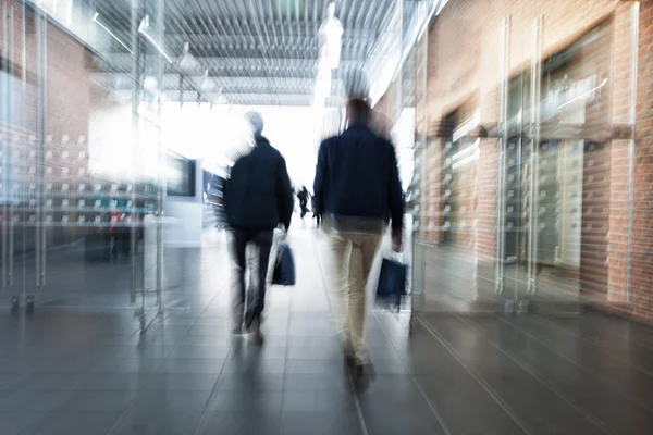 Avsiktlig suddig bild av människor i köpcentrum — Stockfoto