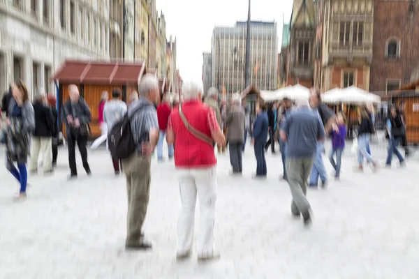 Touristes marchant en ville, flou du mouvement, effet de zoom — Photo