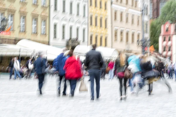 Movimiento urbano, gente caminando en la ciudad, desenfoque de movimiento, efecto zoom — Foto de Stock