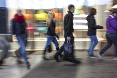 insanların alışveriş merkezinde kasıtlı bulanık resim  