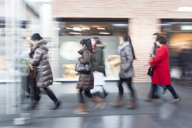 insanların alışveriş merkezinde kasıtlı bulanık resim  