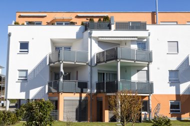 Balkonlu yeni bir daire.