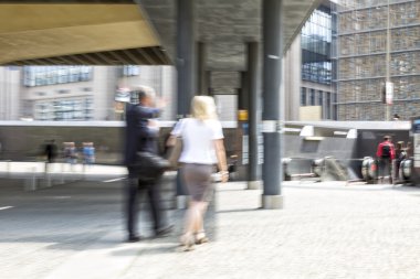 İş adamları, şehirde yürüyüş hareket bulanıklığı