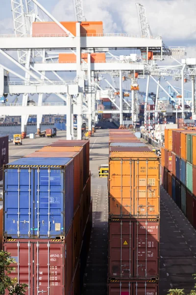 Recipientes de carga empilhados no porto — Fotografia de Stock