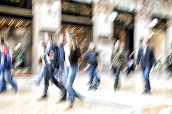 Stedelijke beweging, mensen lopen in de stad, bewegingsonscherpte, zoom-effect — Stockfoto