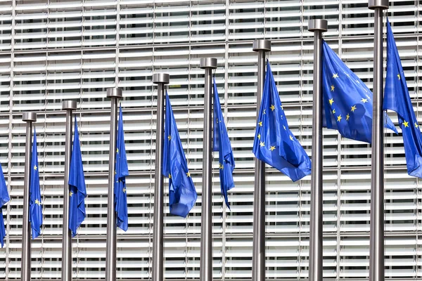 EU-Flaggen bei der Europäischen Kommission in Brüssel — Stockfoto
