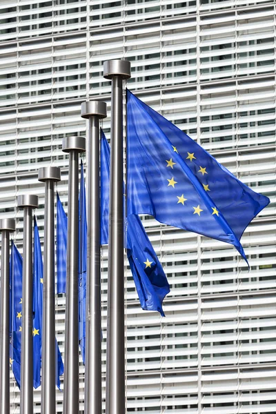 Banderas de la UE en la Comisión Europea en Bruselas Imágenes De Stock Sin Royalties Gratis