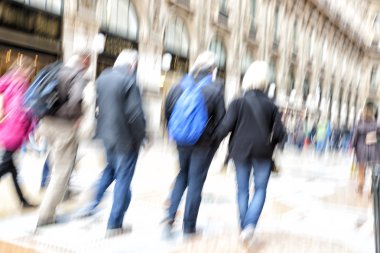 kaldırımda yürüyen alışveriş kalabalığı