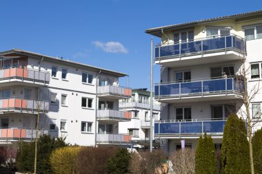 Balkonlu yeni bir daire.