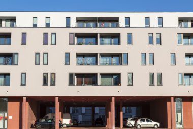 Balkonlu yeni bir daire.