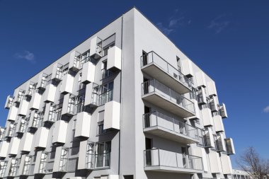 Balkonlu yeni bir daire.