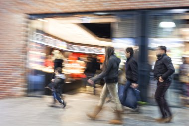Bir mağaza pencere, hareket bulanıklığı yürüyüş shopper