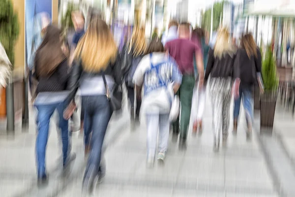 Blurred pedestrian in the city, zoom effect, motion blur — Stock Photo, Image