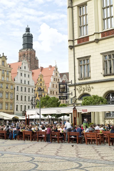 Människor som vandrar i gamla stan i Wrocław, Poland — Stockfoto