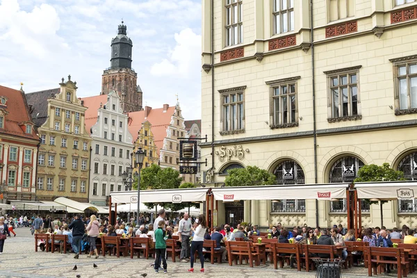 Människor som vandrar i gamla stan i Wrocław, Poland — Stockfoto