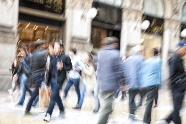 Wazig voetgangers in de stad, zoom effect, bewegingsonscherpte — Stockfoto