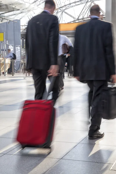 Uomini d'affari che corrono per il corridoio, sfocatura del movimento — Foto Stock