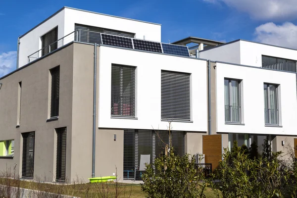现代住宅用太阳能电池板 — 图库照片