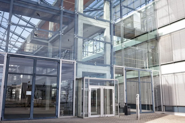 Edificio de vidrio moderno en Alemania — Foto de Stock