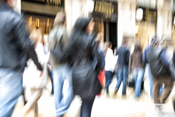 Suddig gågatan i staden, zoomeffekt, rörelseoskärpa — Stockfoto