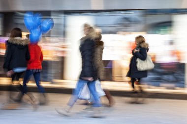 Vitrin karşı yürüyüş dusk, etkisi zoom, hareket alışveriş