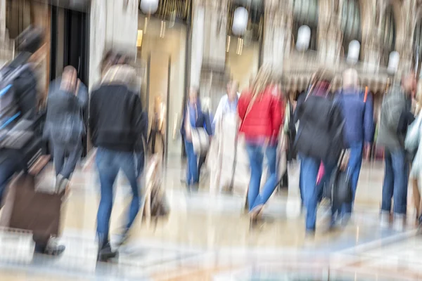 Comprador caminando contra el escaparate, efecto zoom, desenfoque de movimiento — Foto de Stock