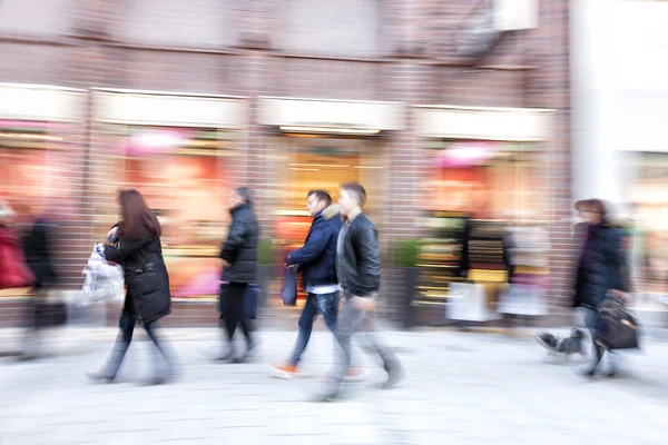 Comprador Caminando Contra Escaparate Efecto Zoom Desenfoque Movimiento —  Fotos de Stock