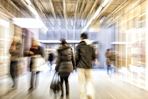 Tyskland, Stuttgart, 19 januari 2015: skara människor som rusar genom korridoren, zoomeffekt, motion bl — Stockfoto