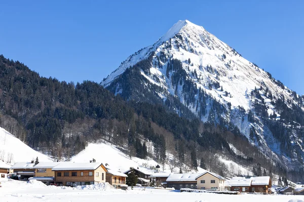 Route alpine dans les paysages d'hiver — Photo