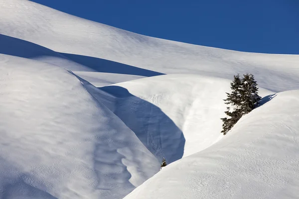 Strada alpina nel paesaggio invernale — Foto Stock