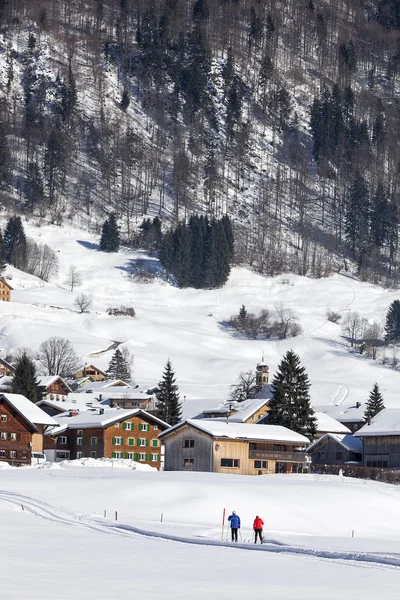 Альпийская дорога в зимних пейзажах — стоковое фото