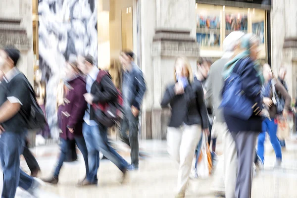 Blurred pedestrian in the city, zoom effect, motion blur — Stock Photo, Image