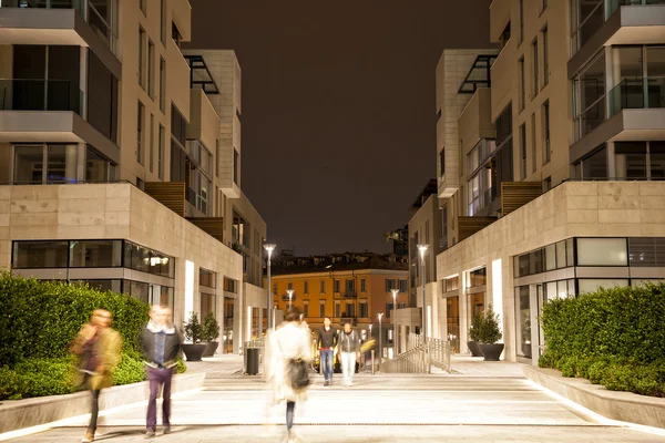 Pedonale offuscata in città di notte, effetto zoom, movimento blu — Foto Stock