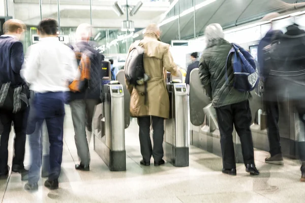 Motion suddiga människor i centrum — Stockfoto