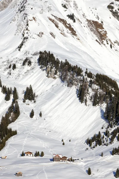 Альпийская деревня в снегу — стоковое фото