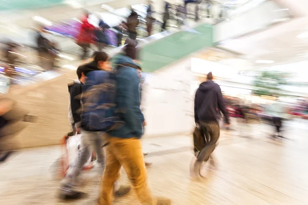 Menschen, die im Einkaufszentrum spazieren — Stockfoto