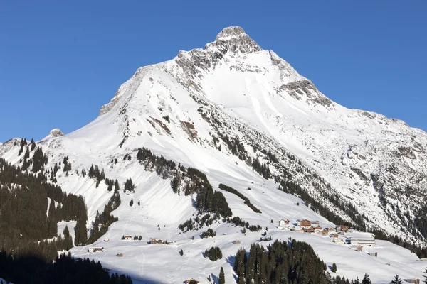 Village alpin dans la neige — Photo