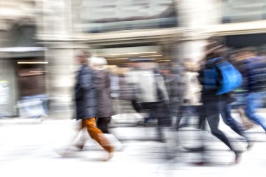 bir mağaza pencere yürürken bir alışveriş