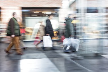 insanların alışveriş merkezinde kasıtlı bulanık resim  