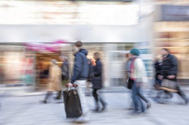 bir mağaza pencere yürürken bir alışveriş