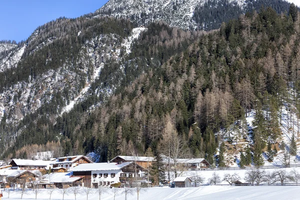 Villaggio alpino sulla neve — Foto Stock