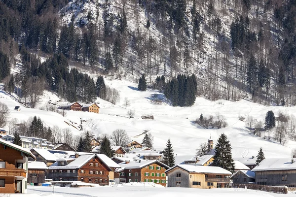 Alpine dorp in de sneeuw — Stockfoto