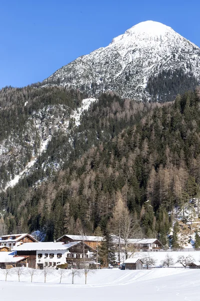 Alpine dorp in de sneeuw — Stockfoto