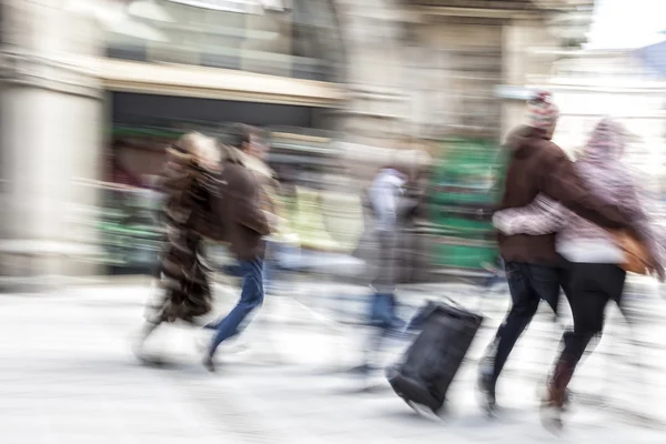 Shopper przechodzisz obok sklepu okno — Zdjęcie stockowe