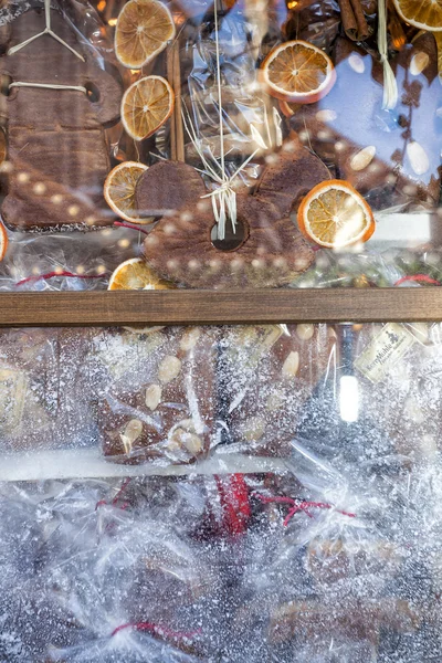 Adornos de Navidad detrás de la ventana —  Fotos de Stock