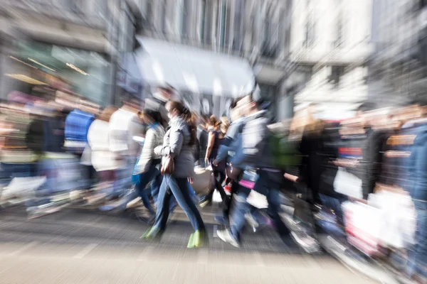 Peatón borroso, efecto zoom — Foto de Stock