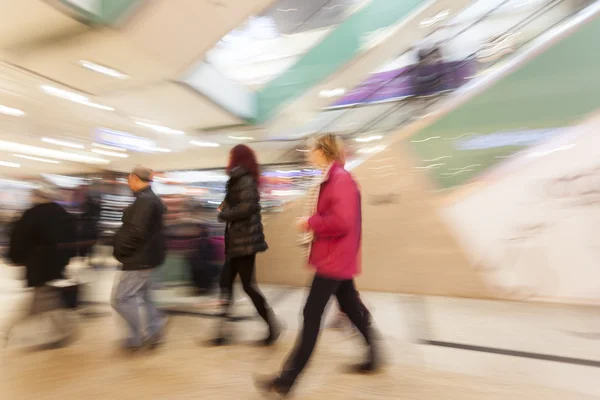 Einkaufsbummel, Menschen zu Fuß — Stockfoto
