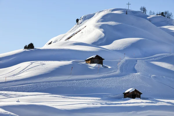 Горная хижина в зимних альпийских пейзажах — стоковое фото